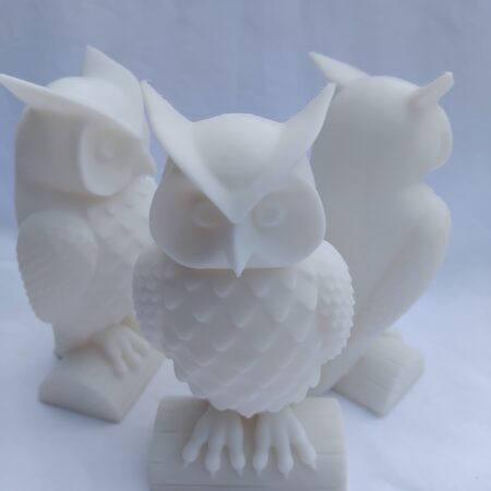 Breng een vleugje magie in huis met deze prachtige Harry Potter Witte Uil, geïnspireerd op Hedwig uit de betoverende wereld van Zweinstein! Dit miniatuurmodel is gemaakt van hoogwaardig kunststof, waardoor het stevig én vederlicht (slechts 56 gram) is.