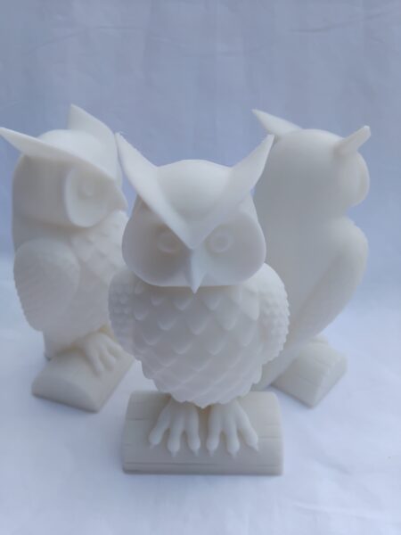 Breng een vleugje magie in huis met deze prachtige Harry Potter Witte Uil, geïnspireerd op Hedwig uit de betoverende wereld van Zweinstein! Dit miniatuurmodel is gemaakt van hoogwaardig kunststof, waardoor het stevig én vederlicht (slechts 56 gram) is.